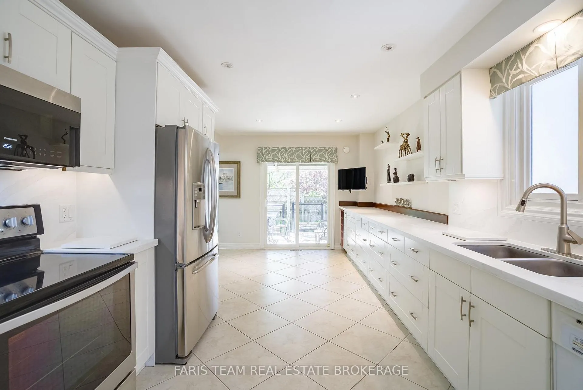 Photo 4 of 40 Orwell Crescent, Barrie, Letitia Heights — HOMEH