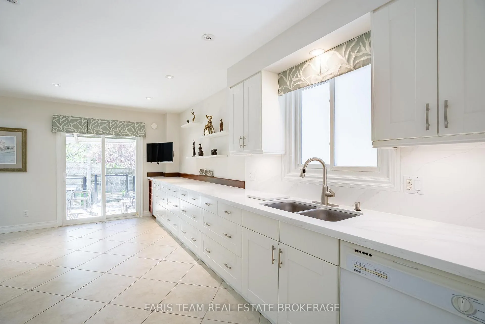 Photo 5 of 40 Orwell Crescent, Barrie, Letitia Heights — HOMEH