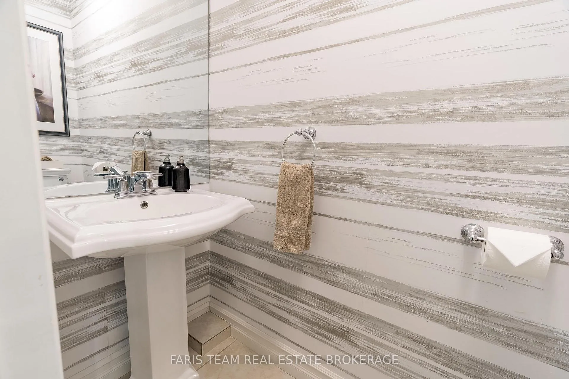 Photo 13 of 40 Orwell Crescent, Barrie, Letitia Heights — HOMEH