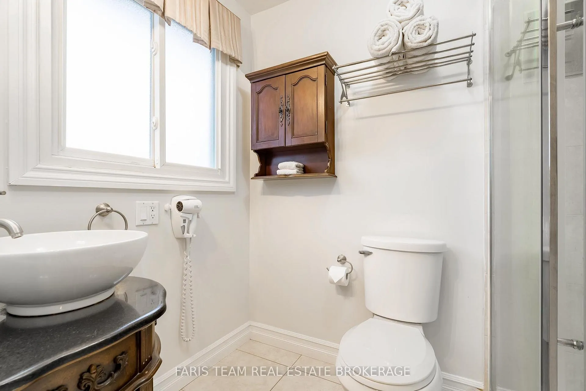 Photo 16 of 40 Orwell Crescent, Barrie, Letitia Heights — HOMEH