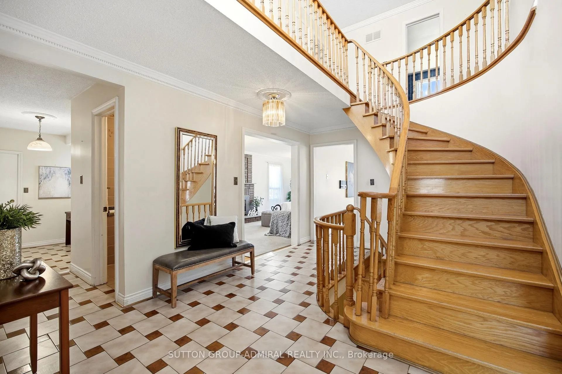 Photo 5 of 108 Benjamin Drive, Vaughan, East Woodbridge — HOMEH