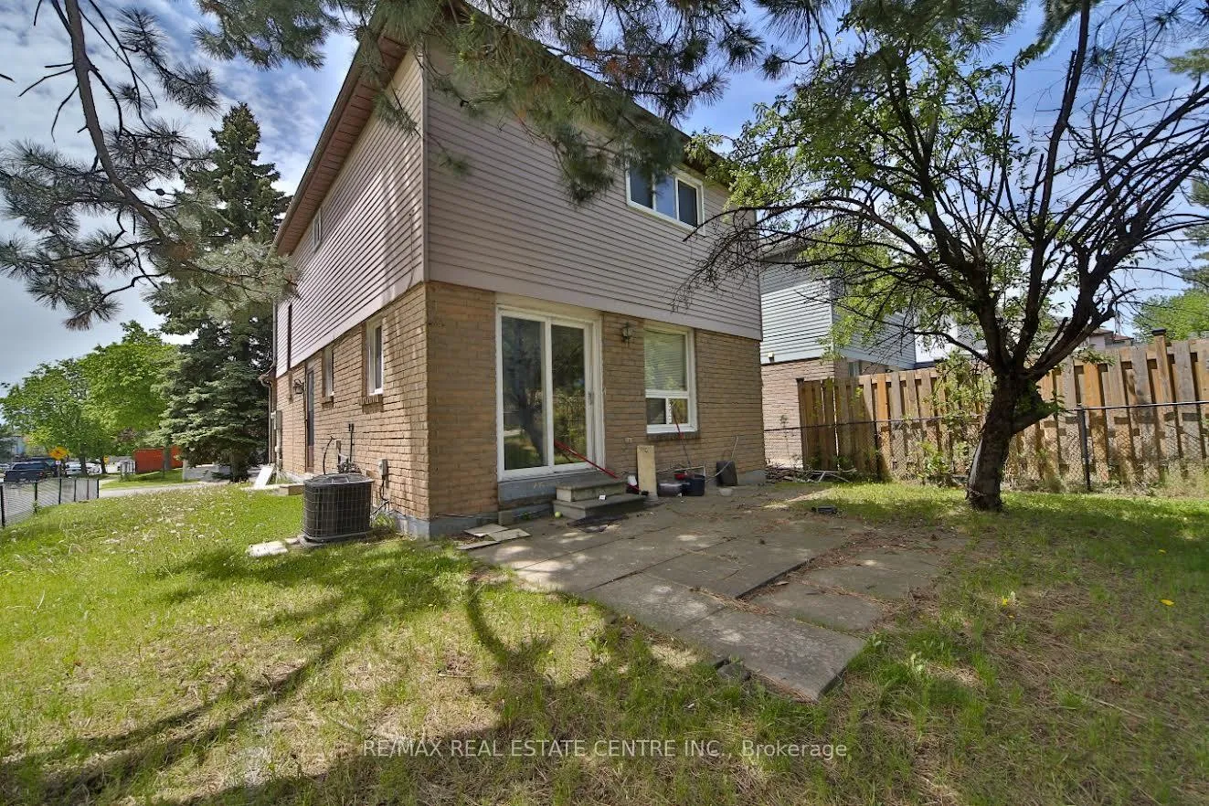 Photo 3 of 2 Roehampton Crescent, Brampton, Brampton South — HOMEH