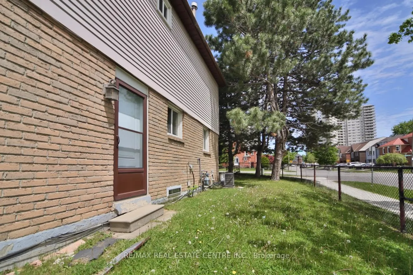 Photo 4 of 2 Roehampton Crescent, Brampton, Brampton South — HOMEH