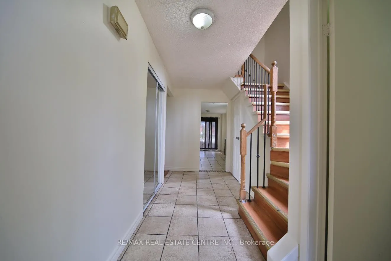 Photo 6 of 2 Roehampton Crescent, Brampton, Brampton South — HOMEH