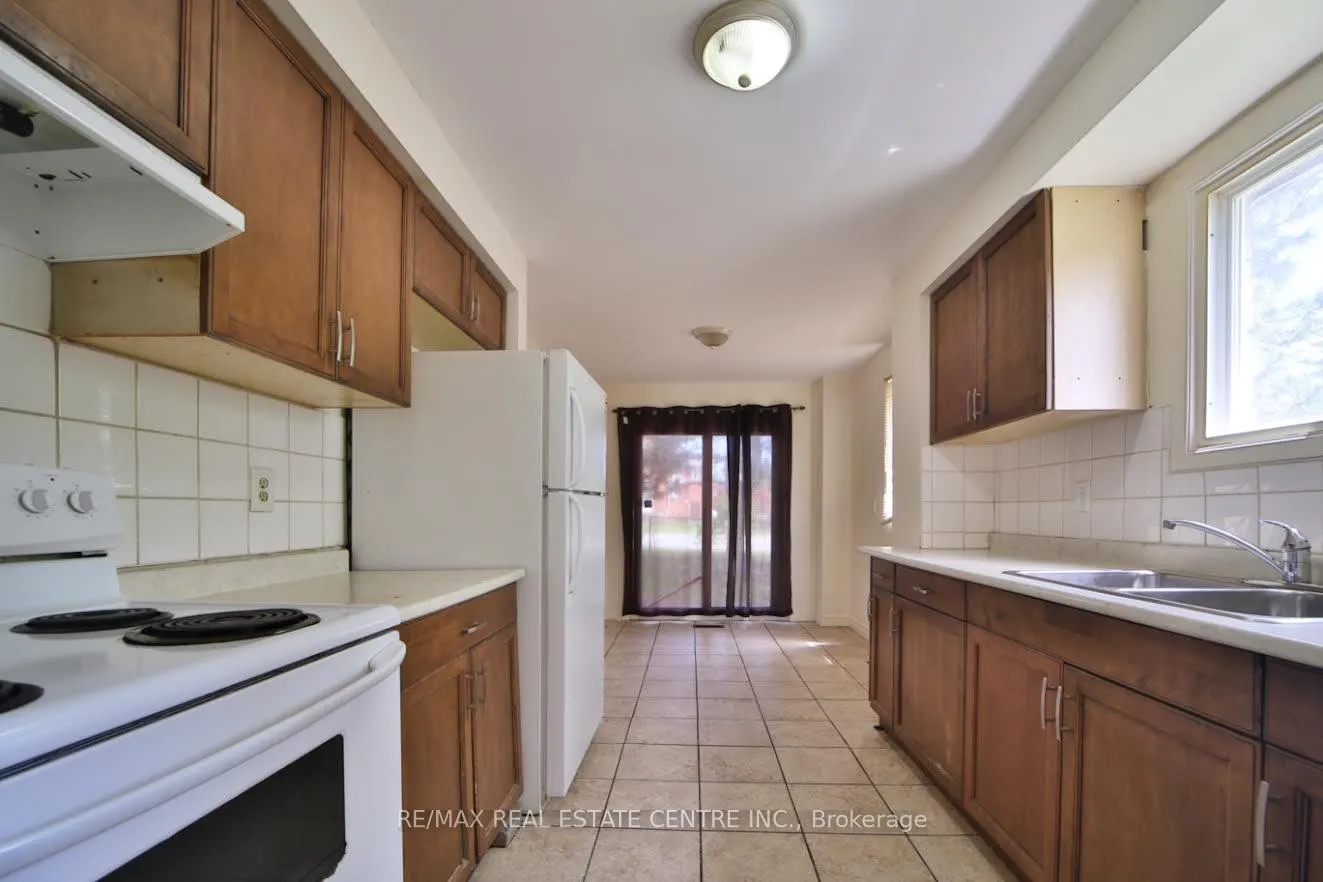 Photo 8 of 2 Roehampton Crescent, Brampton, Brampton South — HOMEH