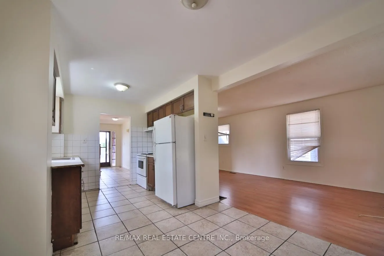 Photo 9 of 2 Roehampton Crescent, Brampton, Brampton South — HOMEH