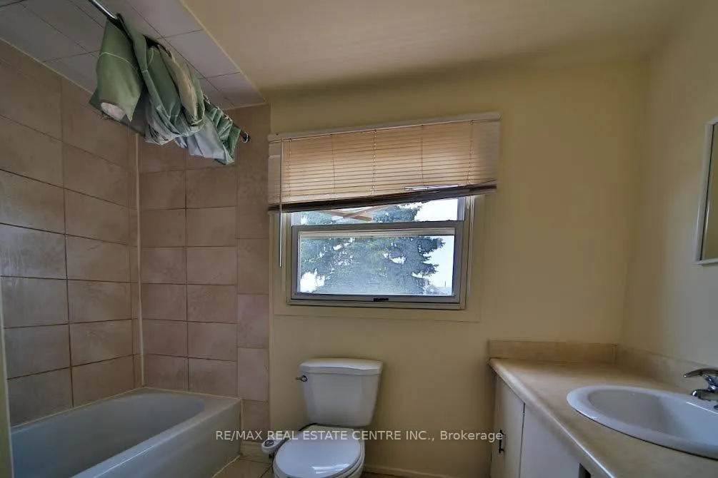 Photo 11 of 2 Roehampton Crescent, Brampton, Brampton South — HOMEH