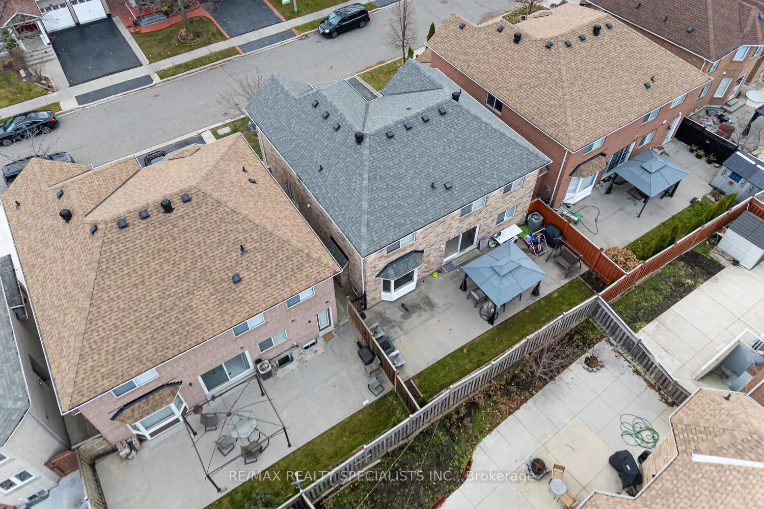 Photo 2 of 30 Bowsfield Drive, Brampton, Vales of Castlemore — HOMEH