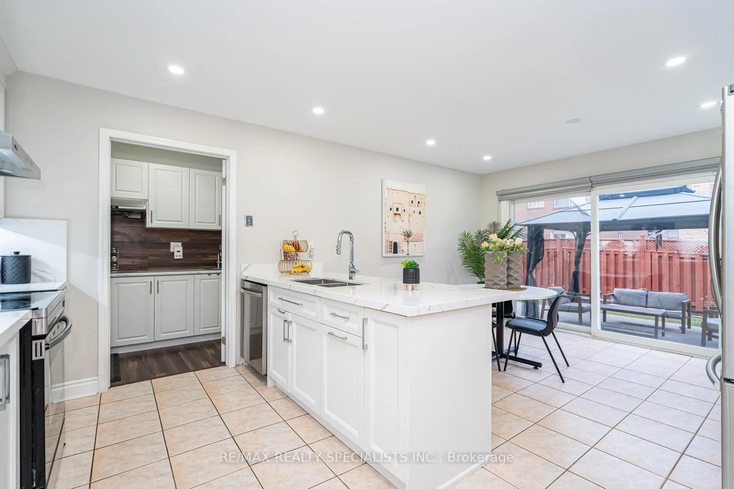 Photo 10 of 30 Bowsfield Drive, Brampton, Vales of Castlemore — HOMEH