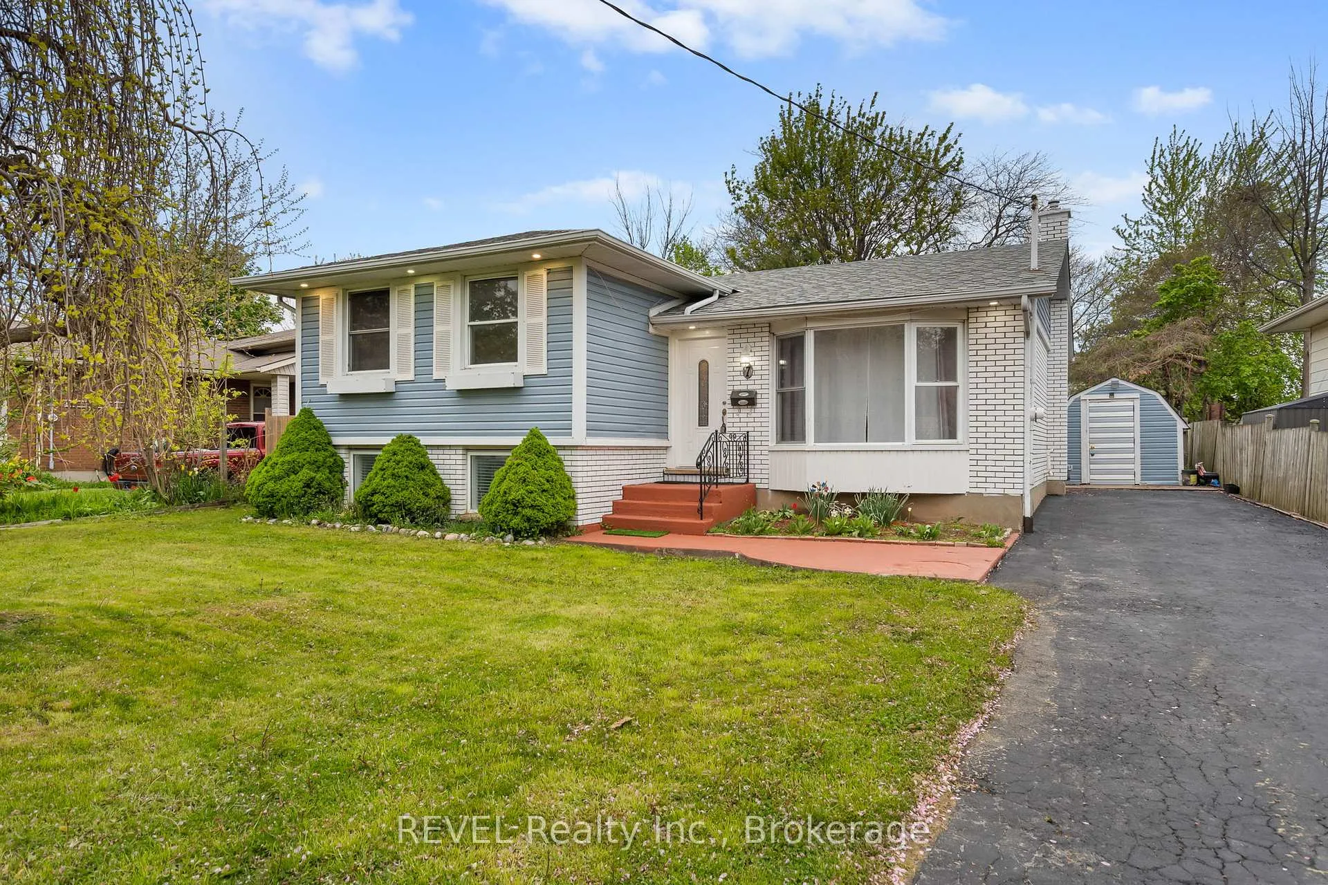 Photo 1 of 7 Rendale Avenue, St. Catharines, Carlton/Bunting — HOMEH