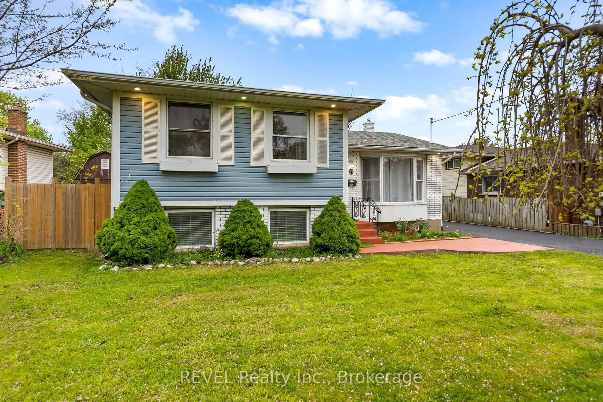 Photo 2 of 7 Rendale Avenue, St. Catharines, Carlton/Bunting — HOMEH