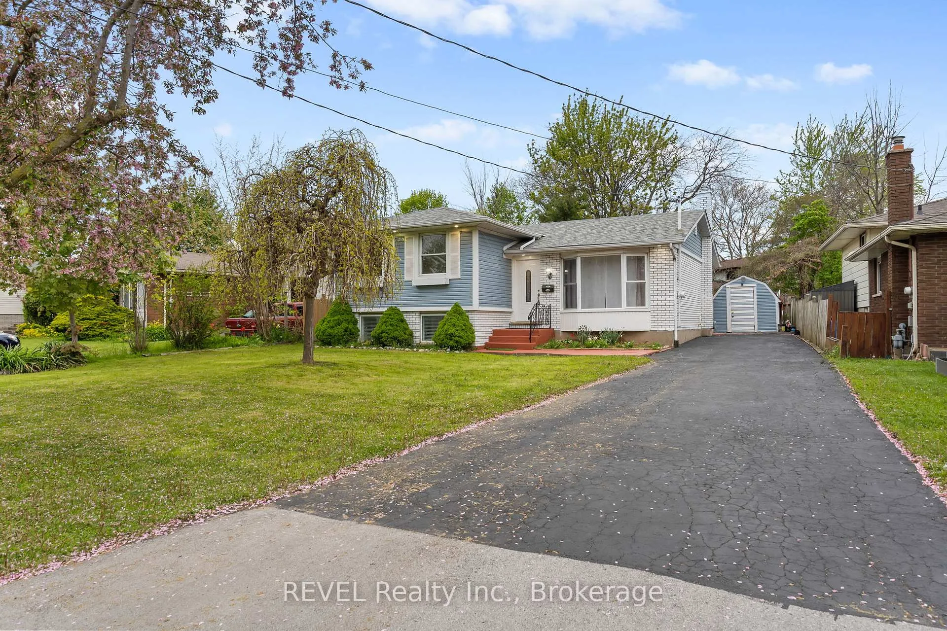 Photo 3 of 7 Rendale Avenue, St. Catharines, Carlton/Bunting — HOMEH
