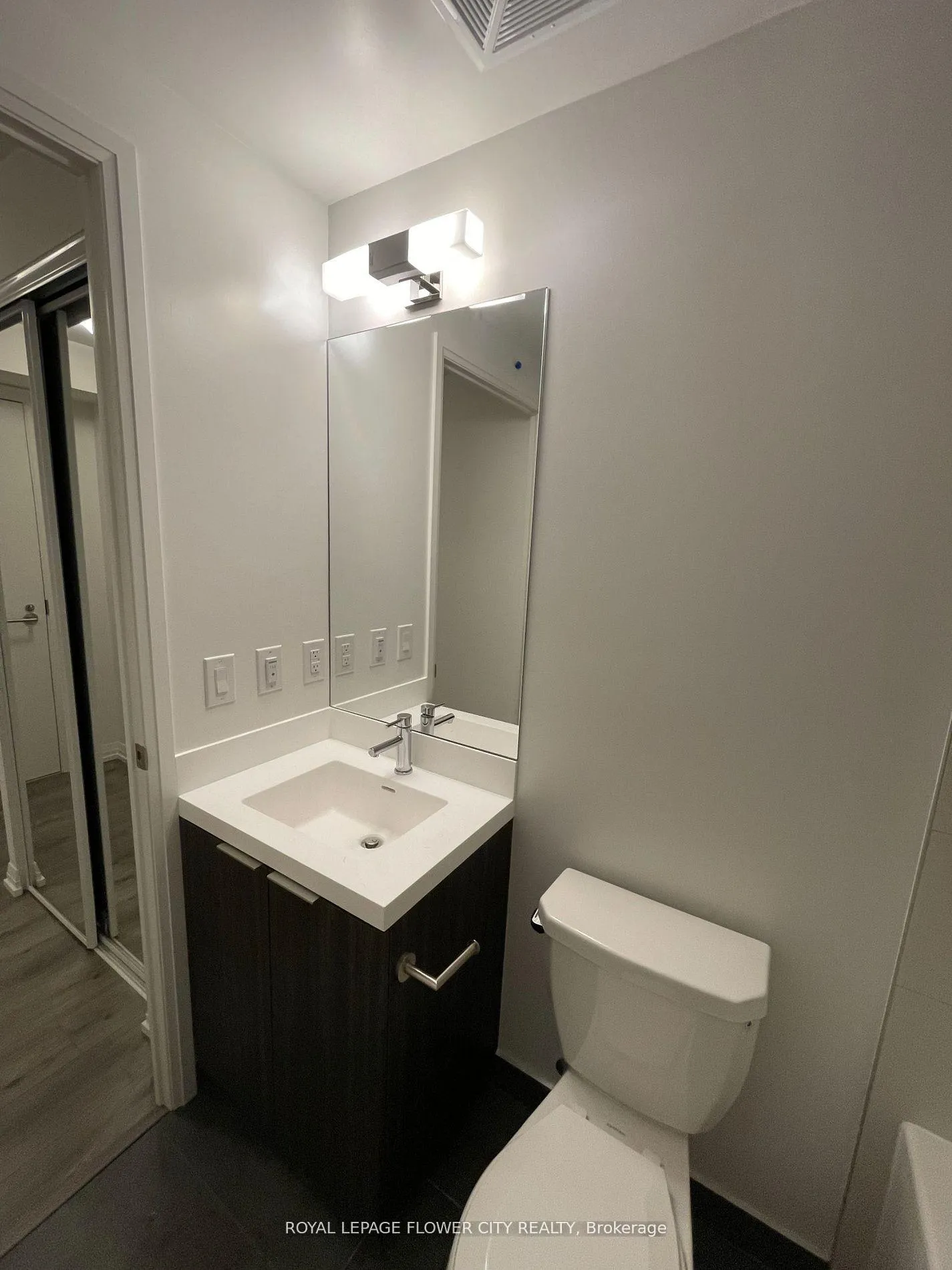 Photo 4 of 8 Widmer Street E, Toronto, Waterfront Communities — HOMEH
