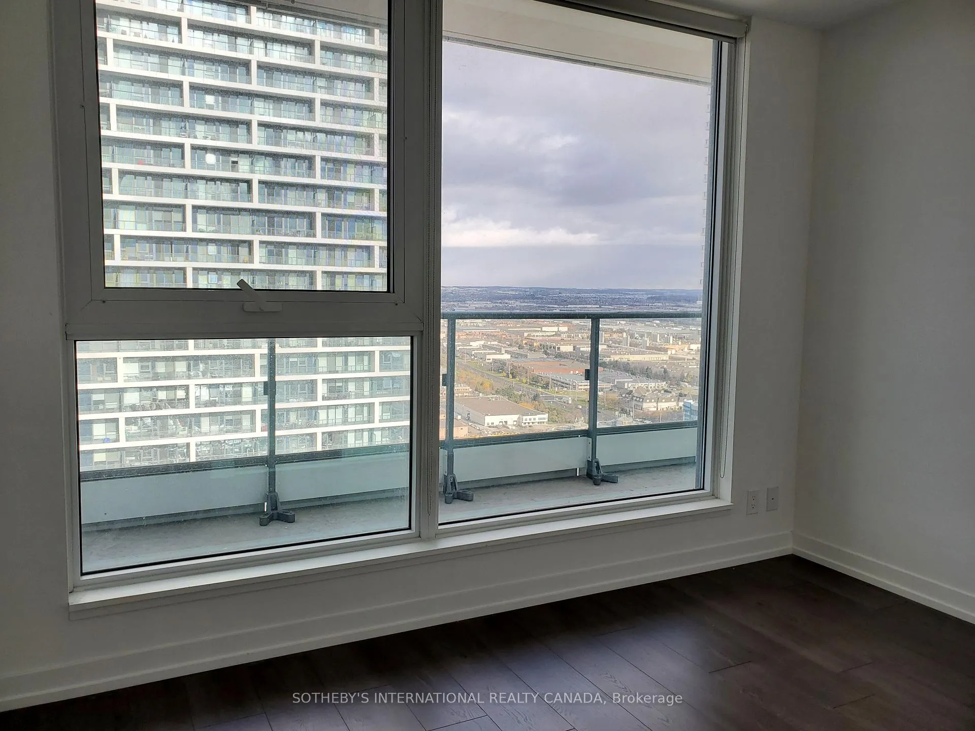 Photo 4 of Unit 4102, 5 Buttermill Avenue, Vaughan, Concord — HOMEH