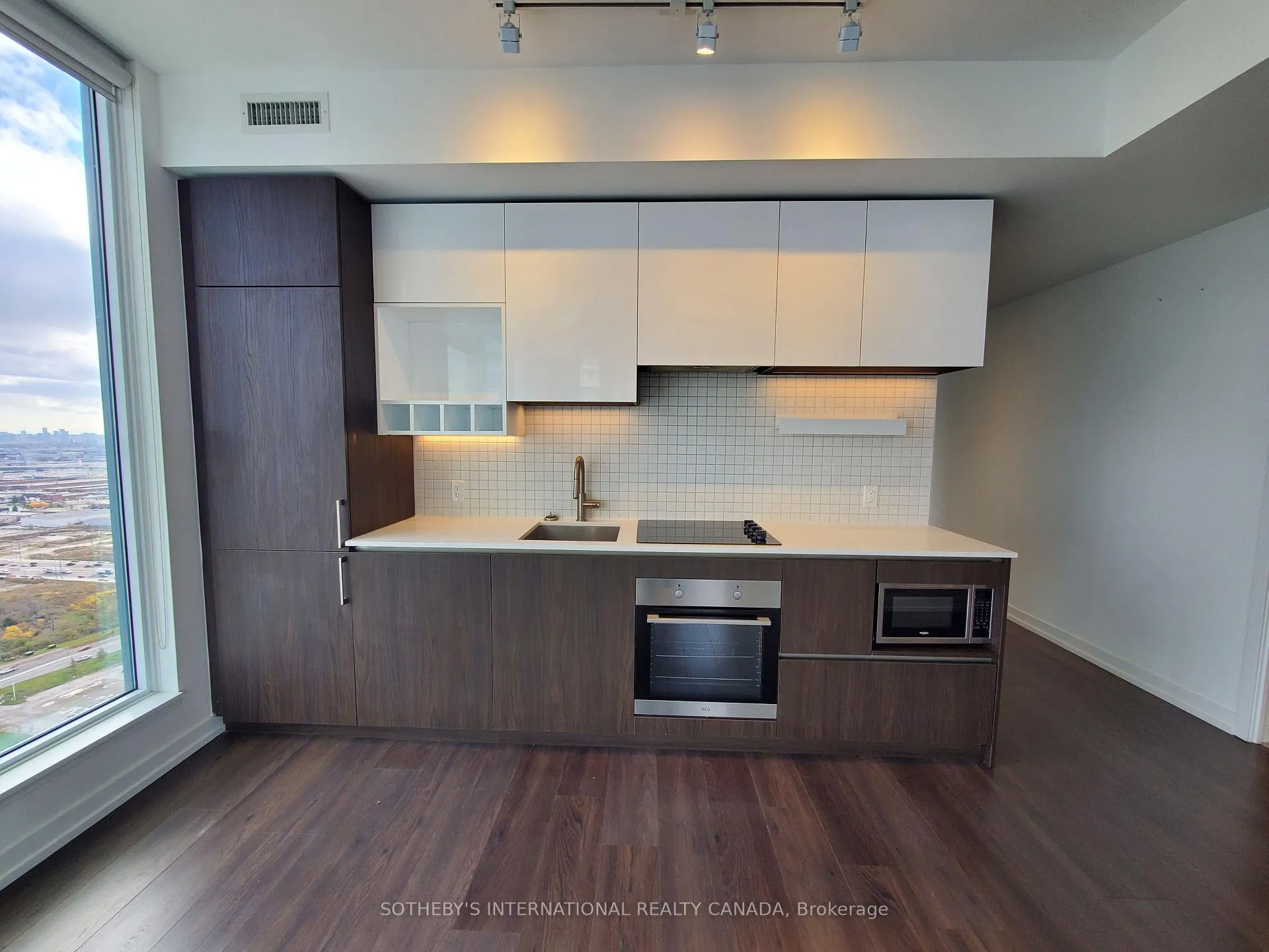 Photo 6 of Unit 4102, 5 Buttermill Avenue, Vaughan, Concord — HOMEH