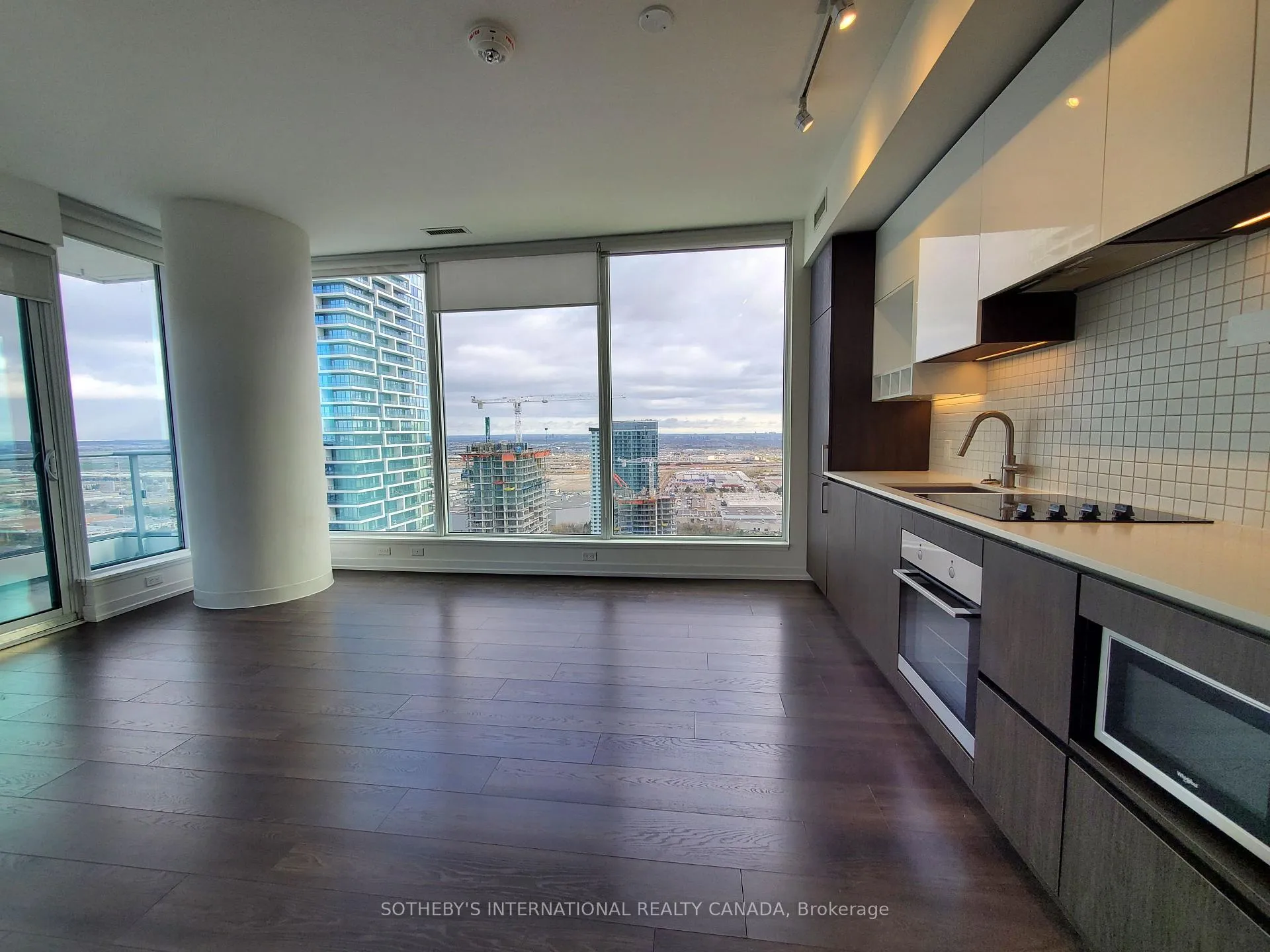 Photo 7 of Unit 4102, 5 Buttermill Avenue, Vaughan, Concord — HOMEH