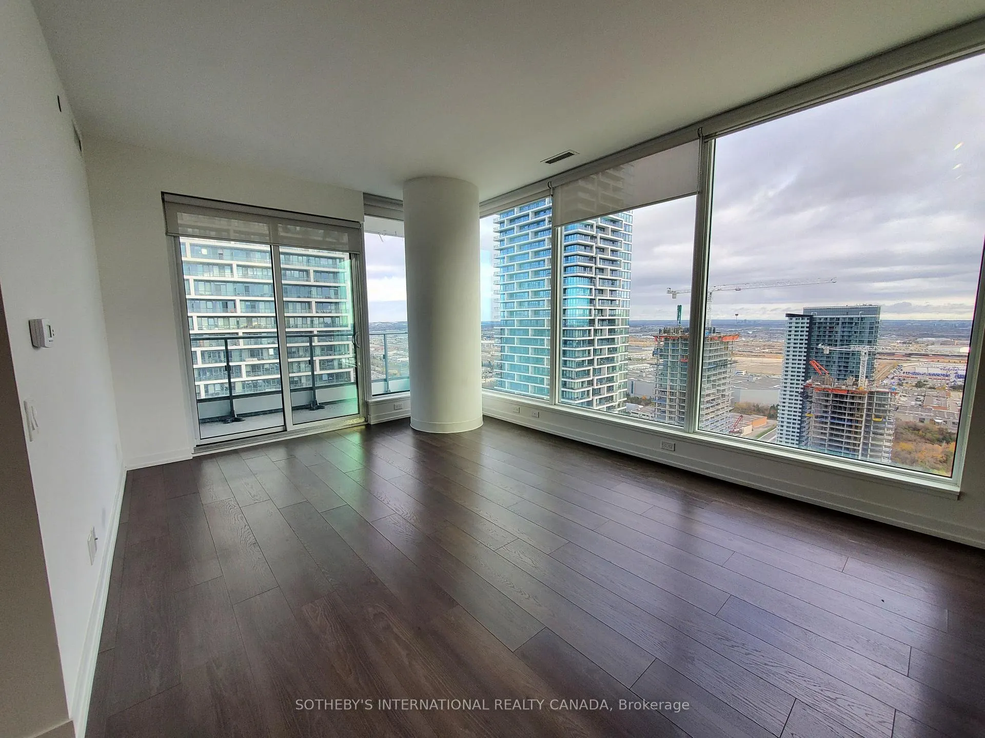 Photo 8 of Unit 4102, 5 Buttermill Avenue, Vaughan, Concord — HOMEH