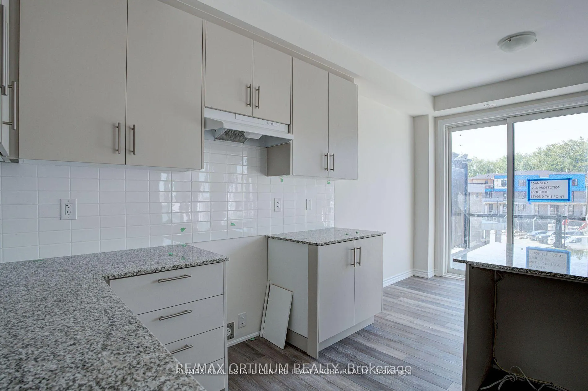 Photo 5 of Unit 14, 20 Knotsberry Circle, Brampton, Bram West — HOMEH
