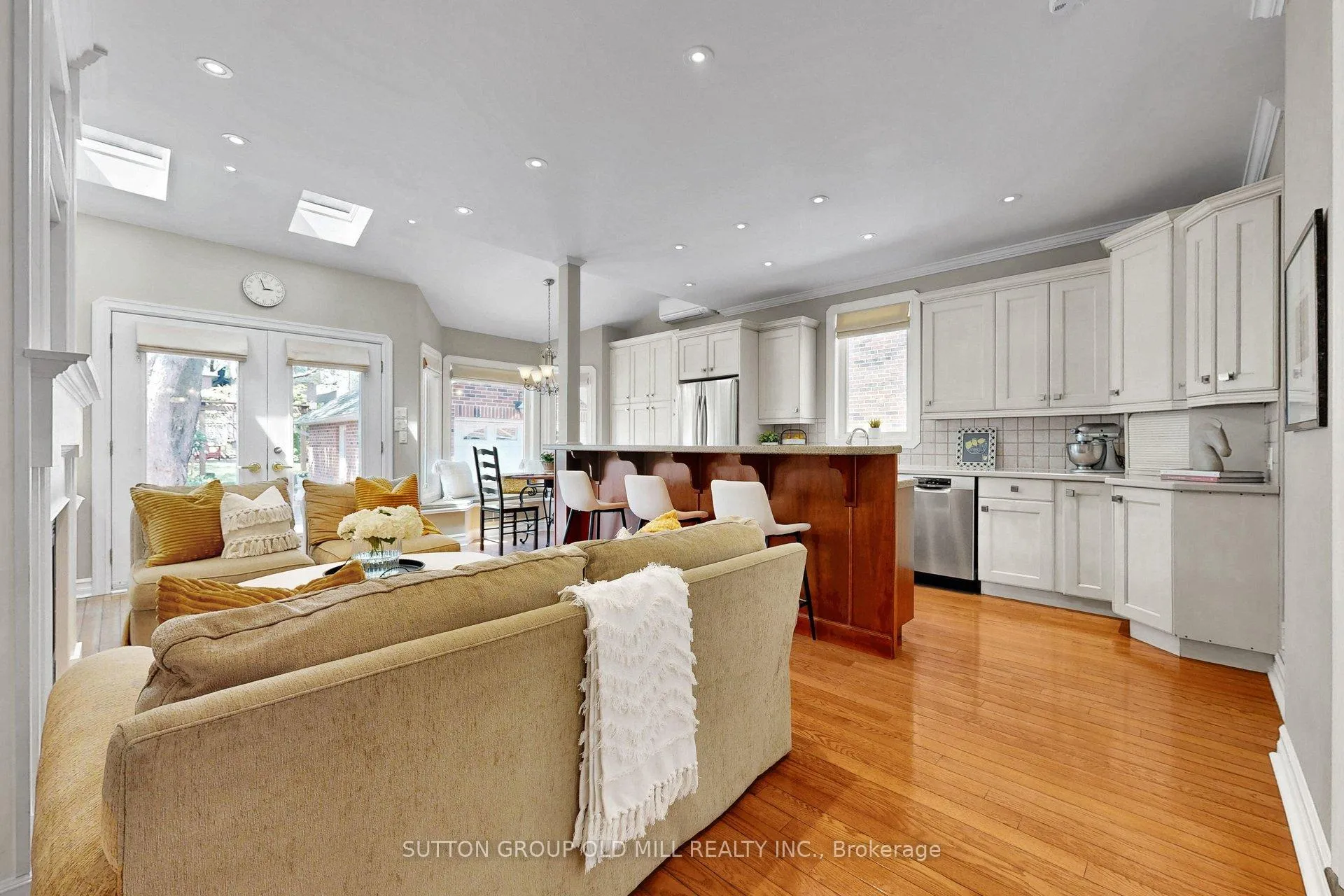 Photo 10 of 12 Jasmine Avenue, Etobicoke, Long Branch — HOMEH