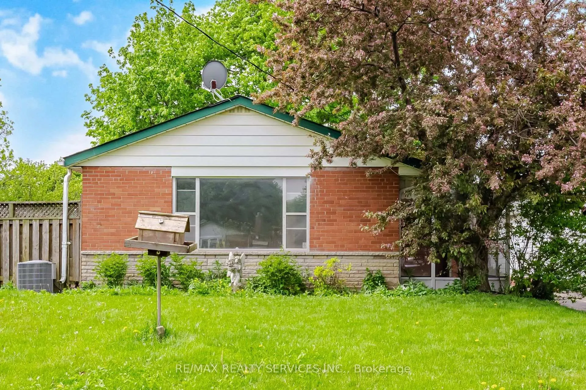 Photo 1 of 27 Hadrina Street, Brampton, Northwood Park — HOMEH