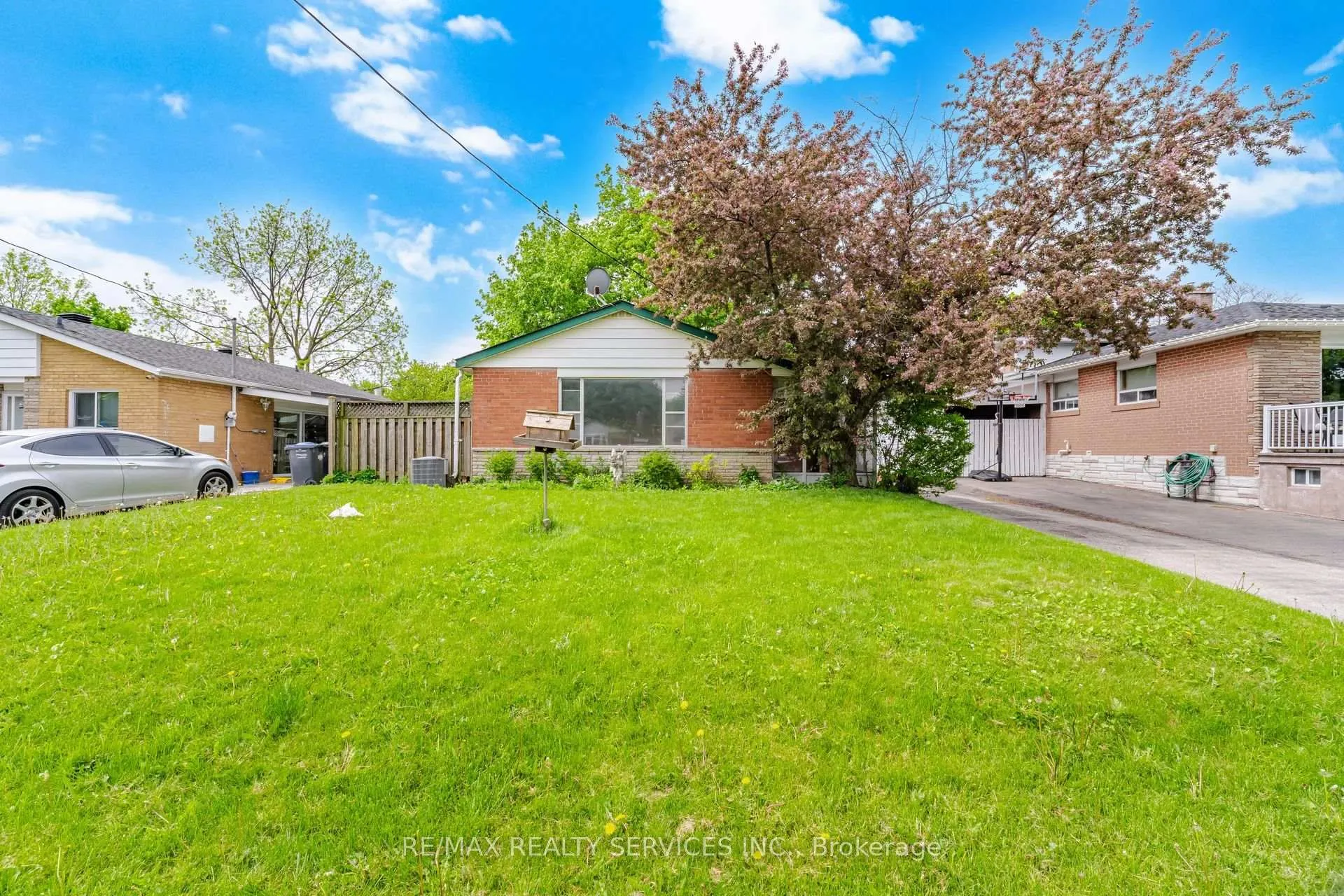 Photo 3 of 27 Hadrina Street, Brampton, Northwood Park — HOMEH