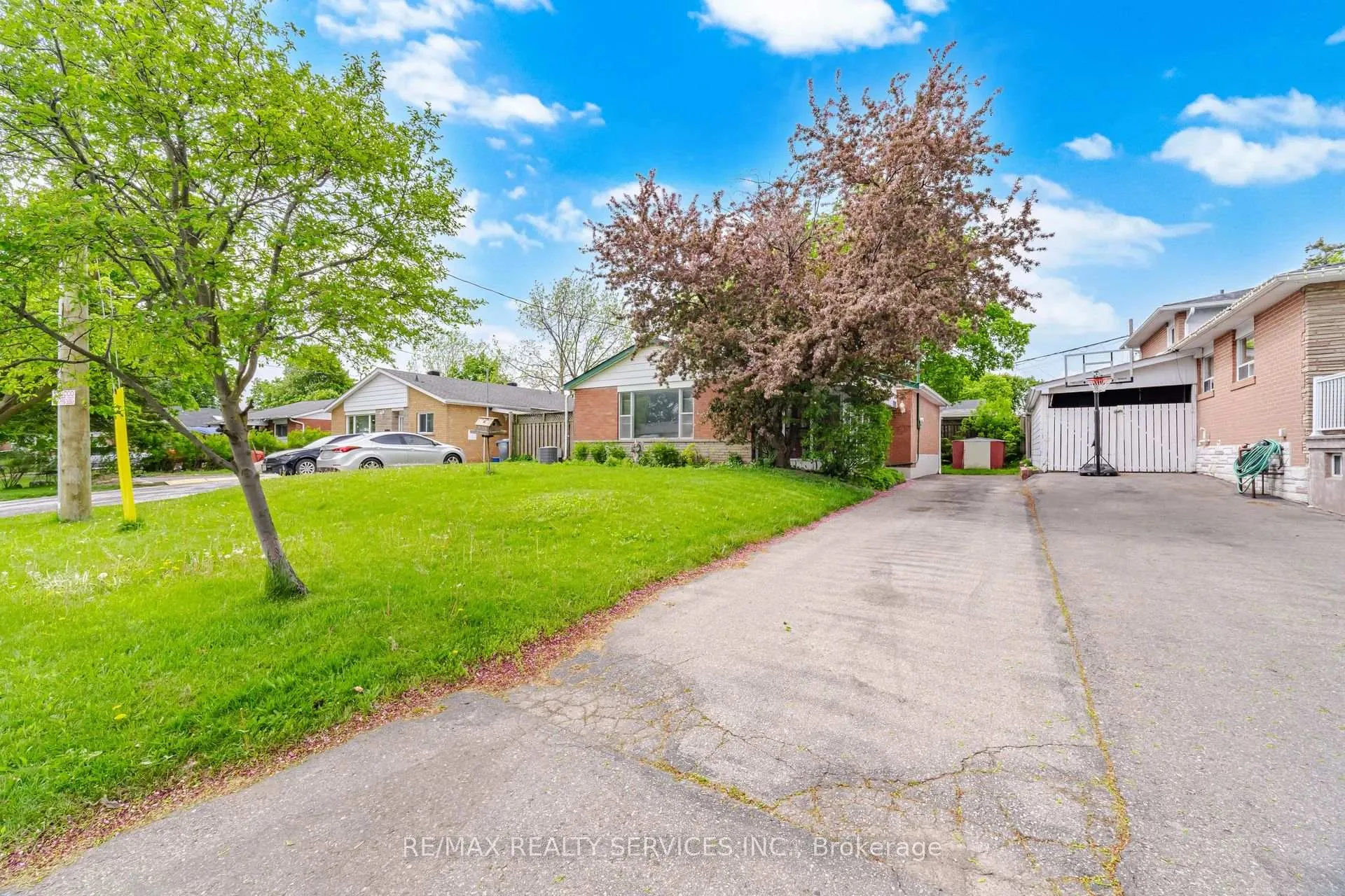 Photo 6 of 27 Hadrina Street, Brampton, Northwood Park — HOMEH