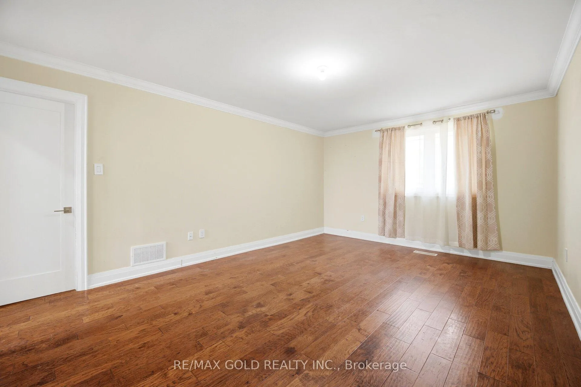 Photo 31 of 277 Centre Street N, Brampton, Brampton North — HOMEH