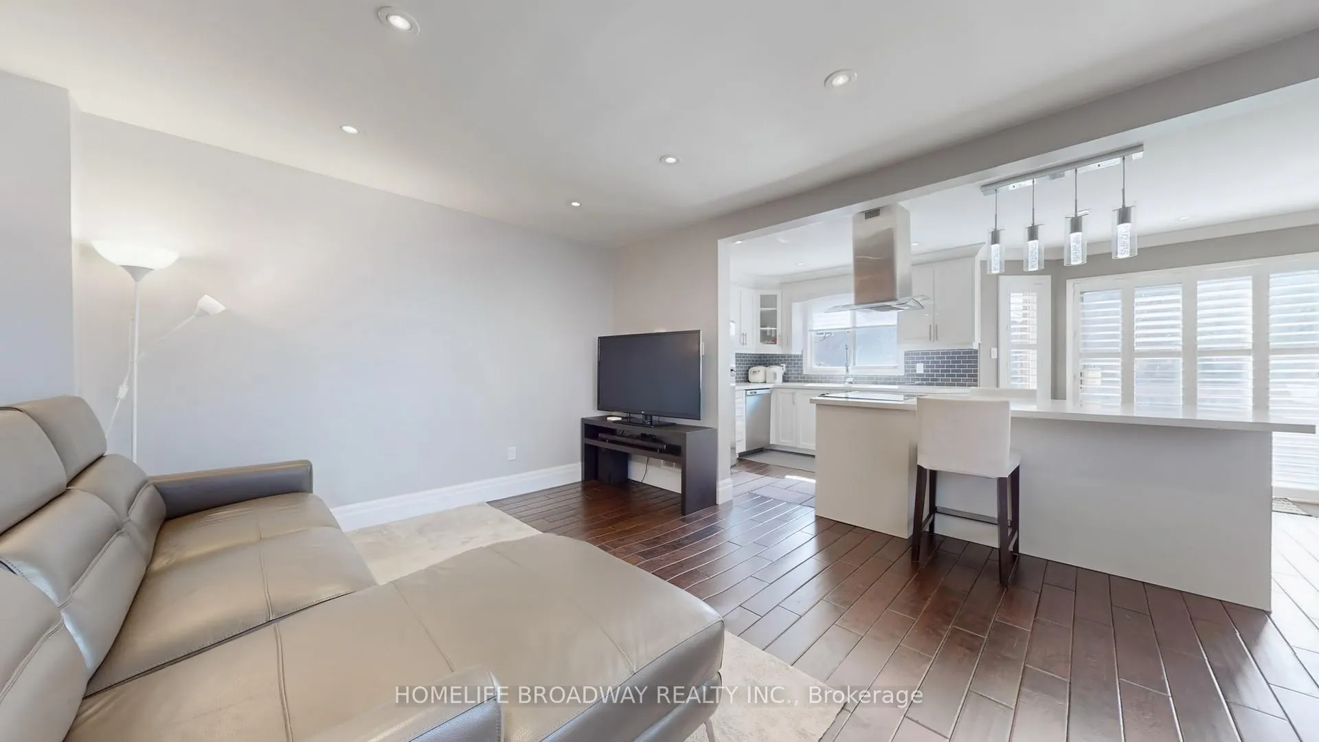 Photo 4 of 96 Echo Ridge Crescent, Vaughan, Sonoma Heights — HOMEH