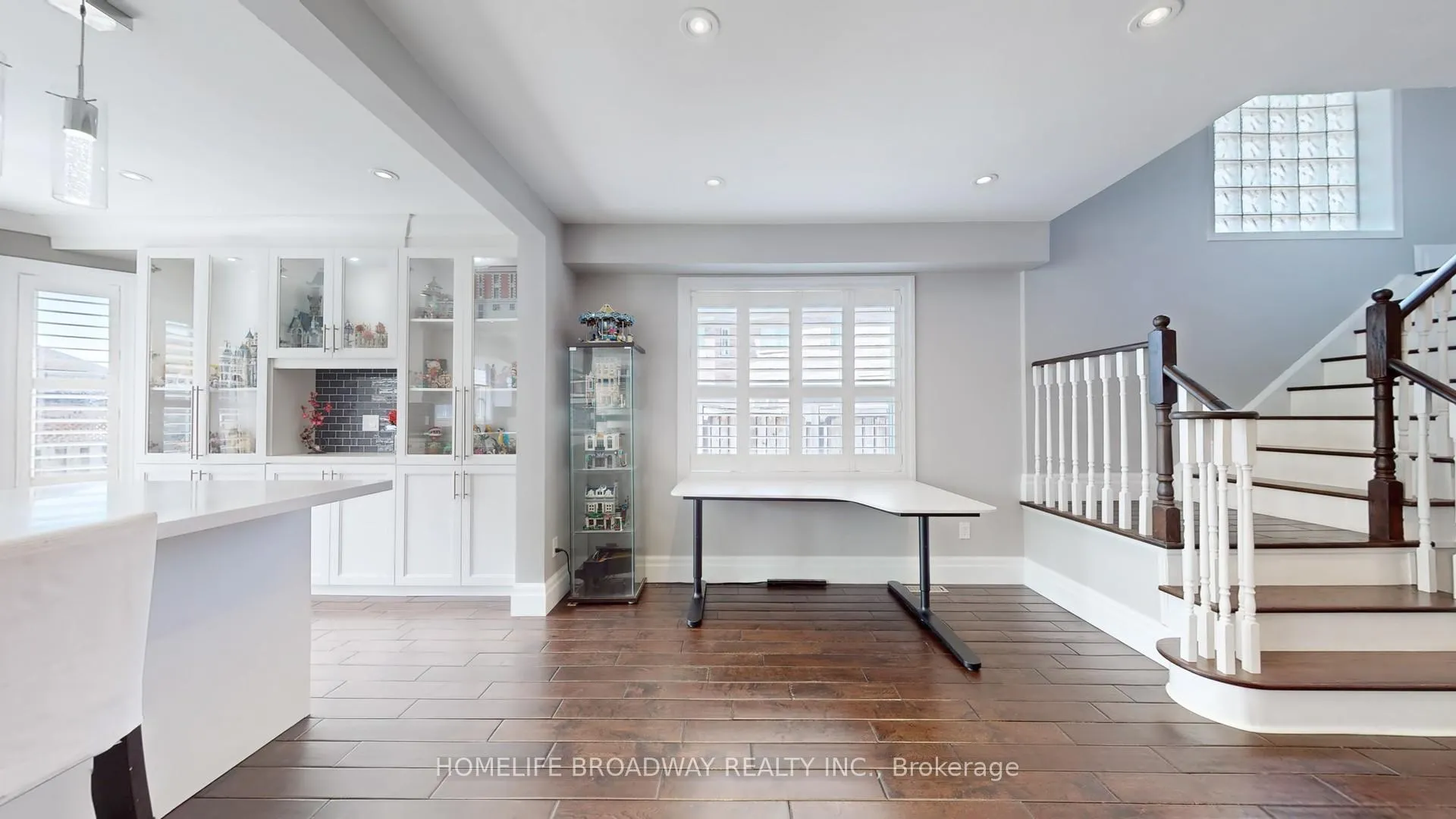 Photo 7 of 96 Echo Ridge Crescent, Vaughan, Sonoma Heights — HOMEH