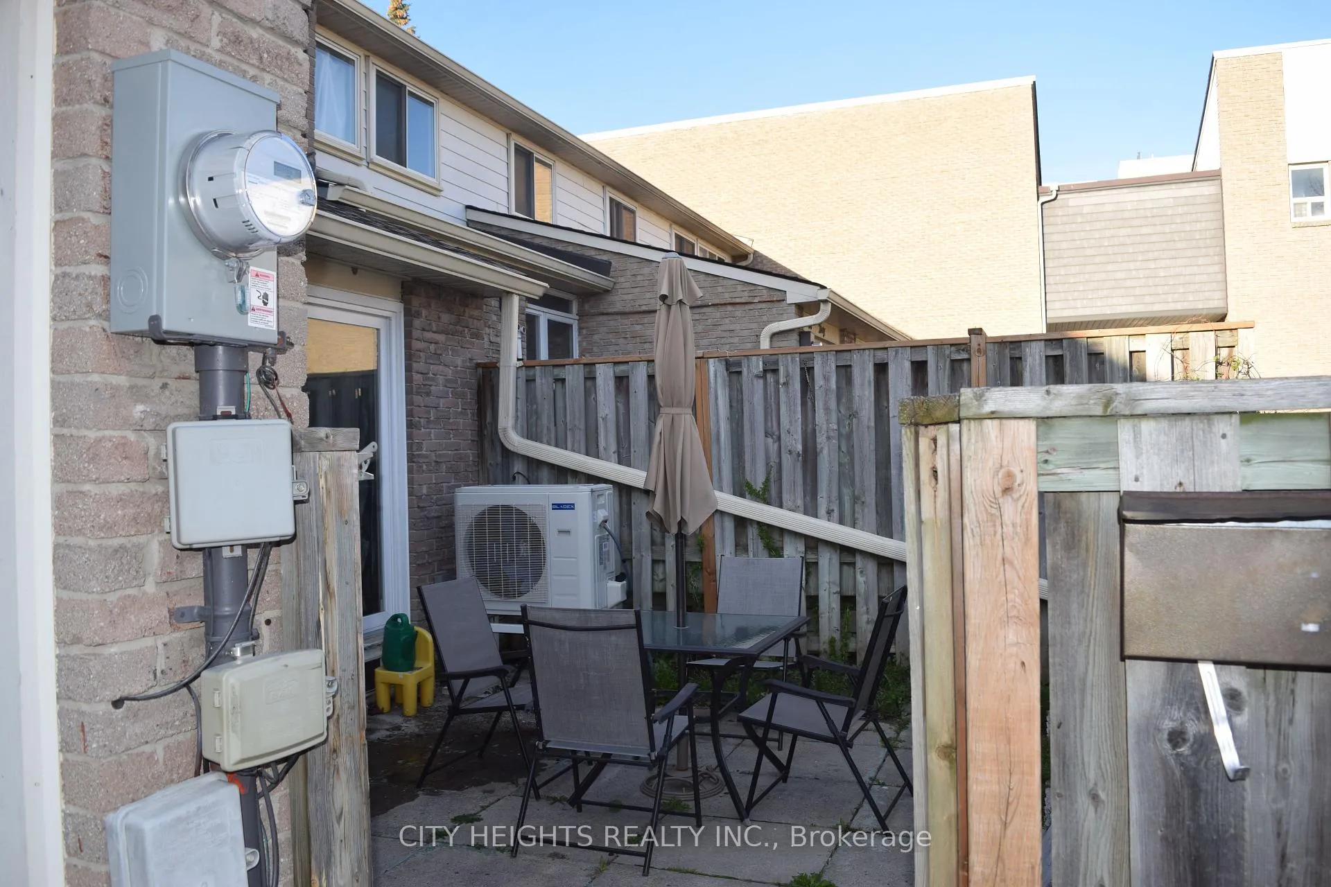Photo 3 of 28 Crest Fern Way, Toronto, Roncesvalles — HOMEH