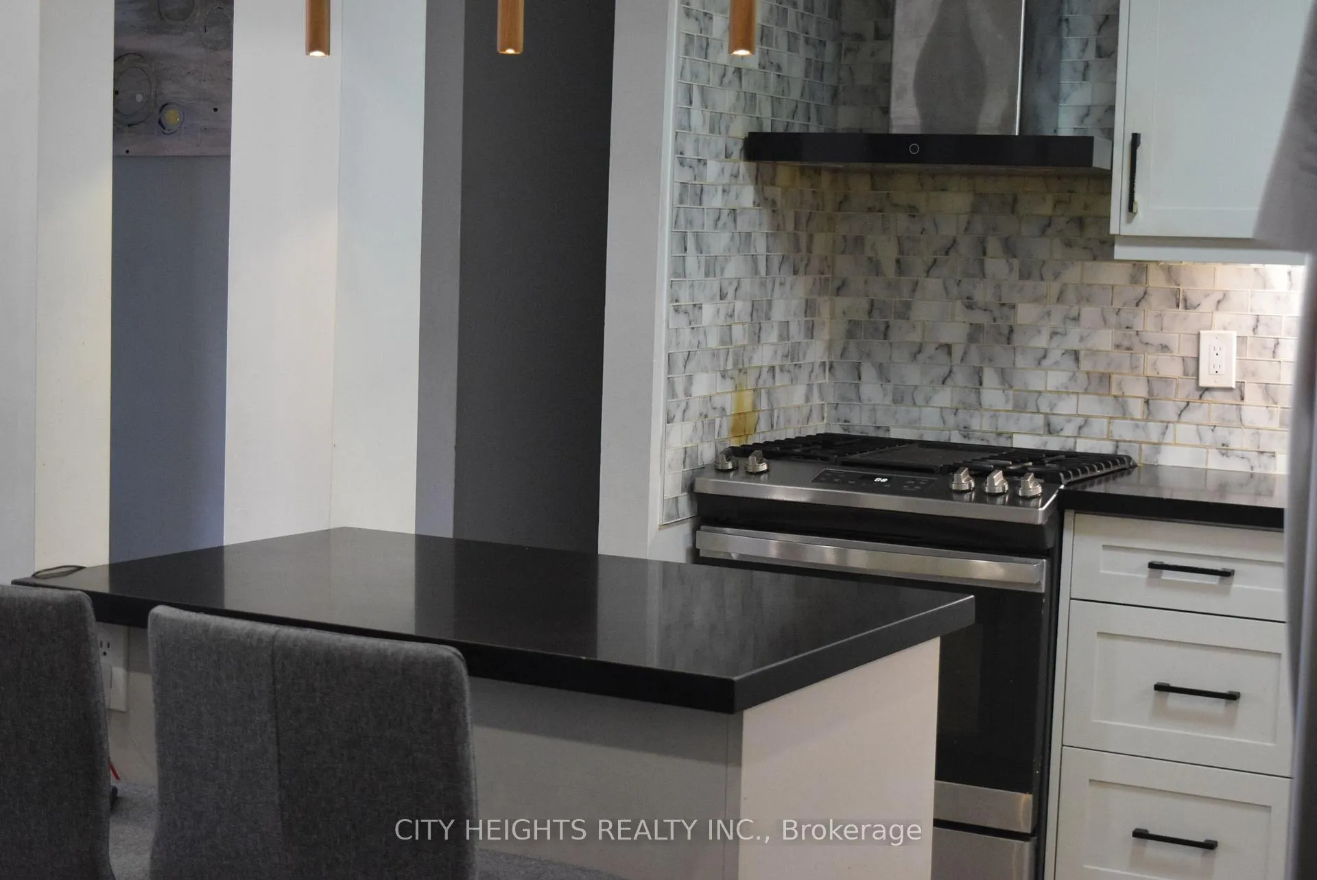 Photo 6 of 28 Crest Fern Way, Toronto, Roncesvalles — HOMEH