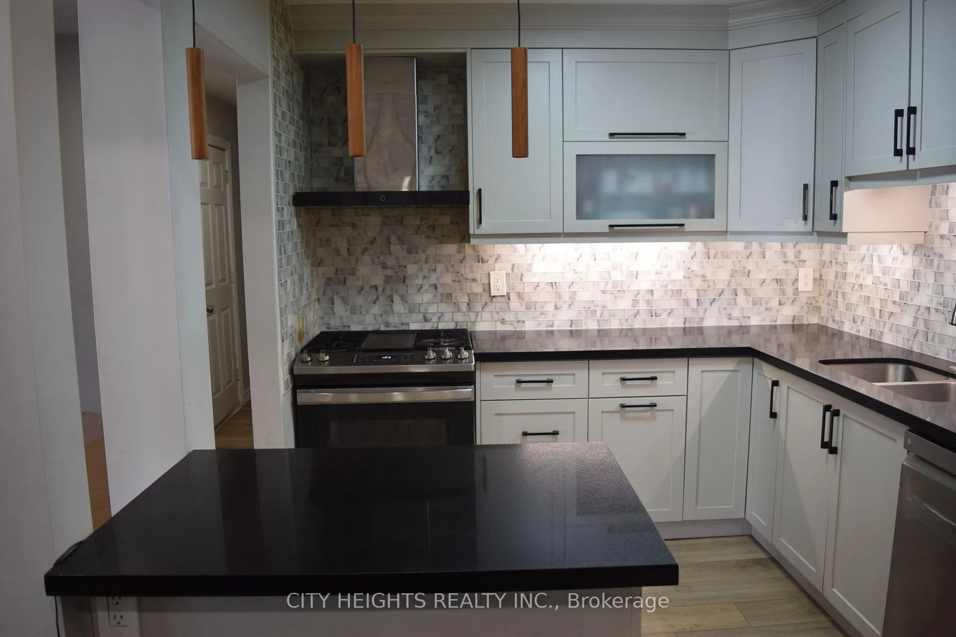 Photo 8 of 28 Crest Fern Way, Toronto, Roncesvalles — HOMEH