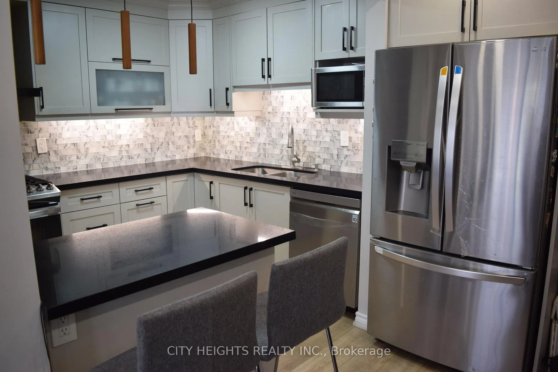 Photo 10 of 28 Crest Fern Way, Toronto, Roncesvalles — HOMEH