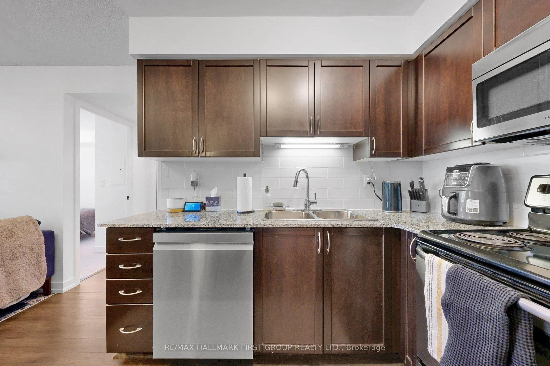 Photo 7 of Unit 918, 812 Lansdowne Avenue, Toronto, Dovercourt-Wallace Emerson-Junction — HOMEH