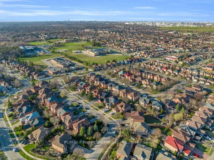 Photo 4 of 5683 Oldcastle Crescent, Mississauga, East Credit — HOMEH