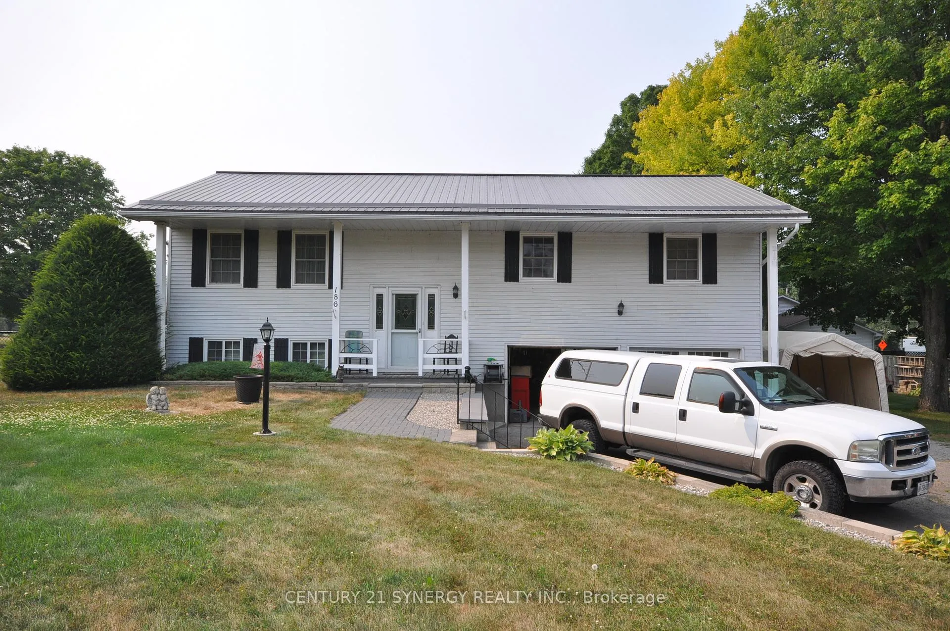 Front of 186 Golf Club Road N