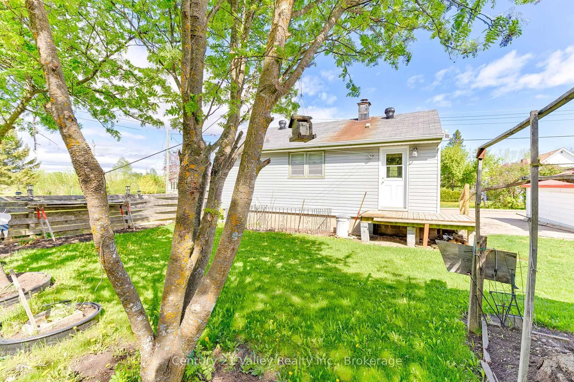 Photo 13 of 397 Mary Avenue, Renfrew — HOMEH