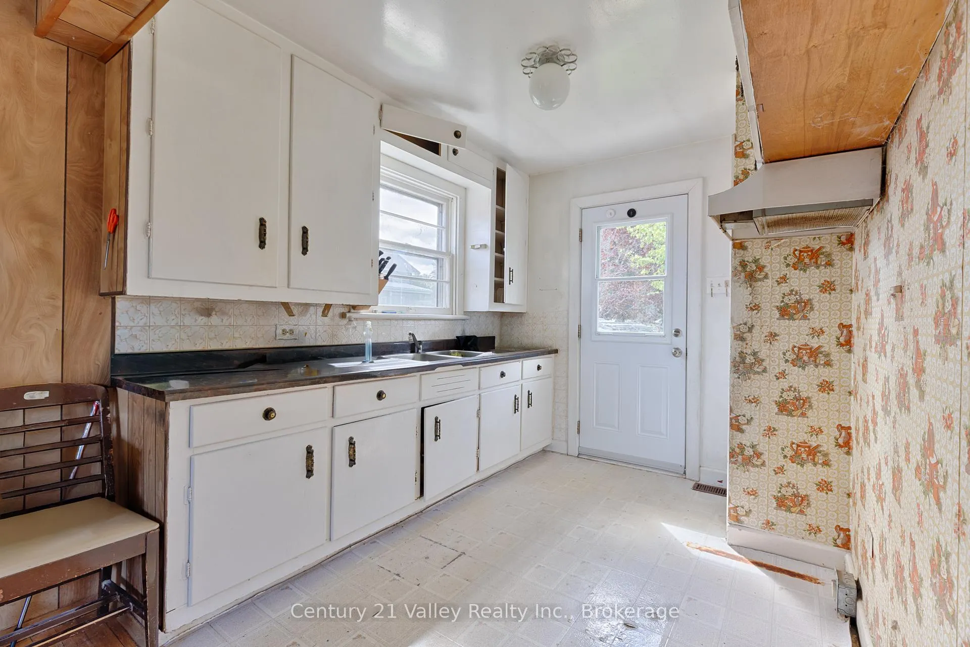 Photo 19 of 397 Mary Avenue, Renfrew — HOMEH