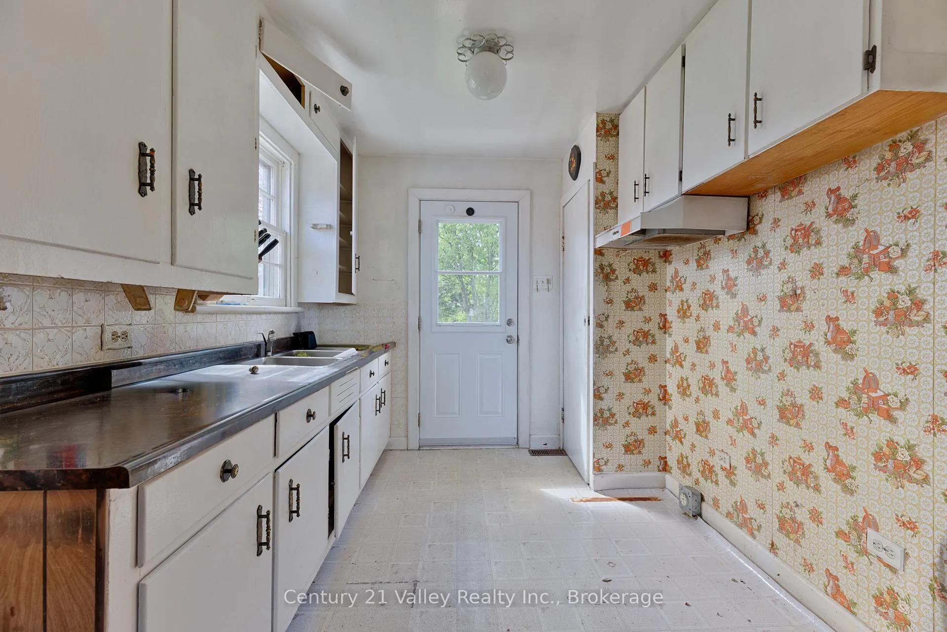 Photo 20 of 397 Mary Avenue, Renfrew — HOMEH
