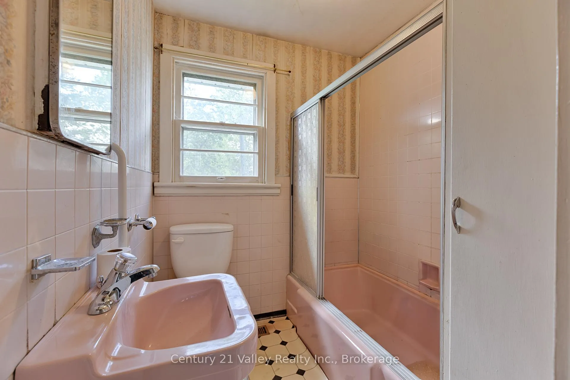 Photo 21 of 397 Mary Avenue, Renfrew — HOMEH