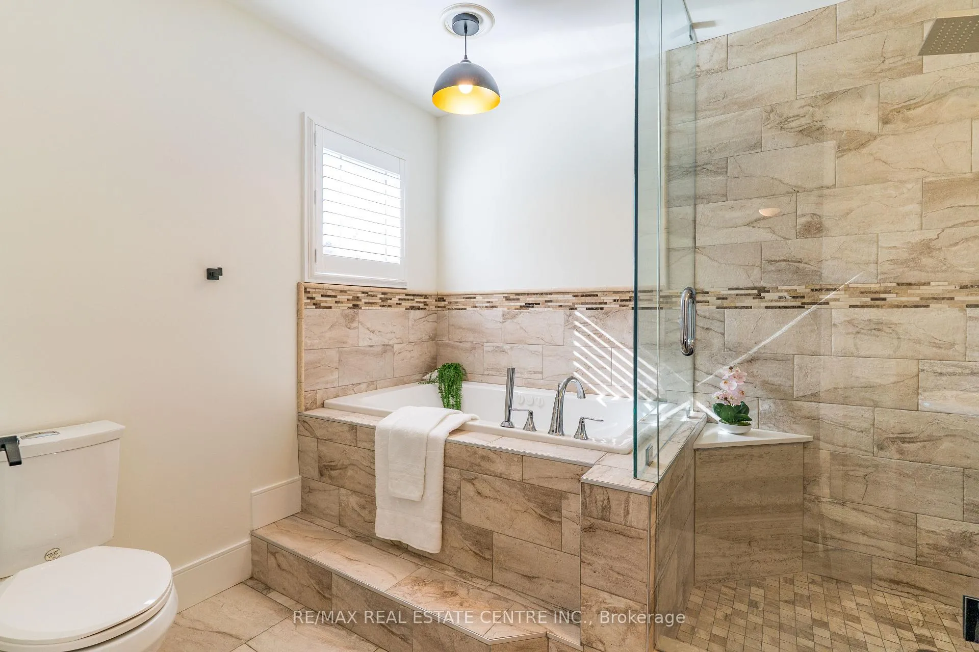 Photo 16 of 2 Orvieto Court, Hamilton, Winona — HOMEH