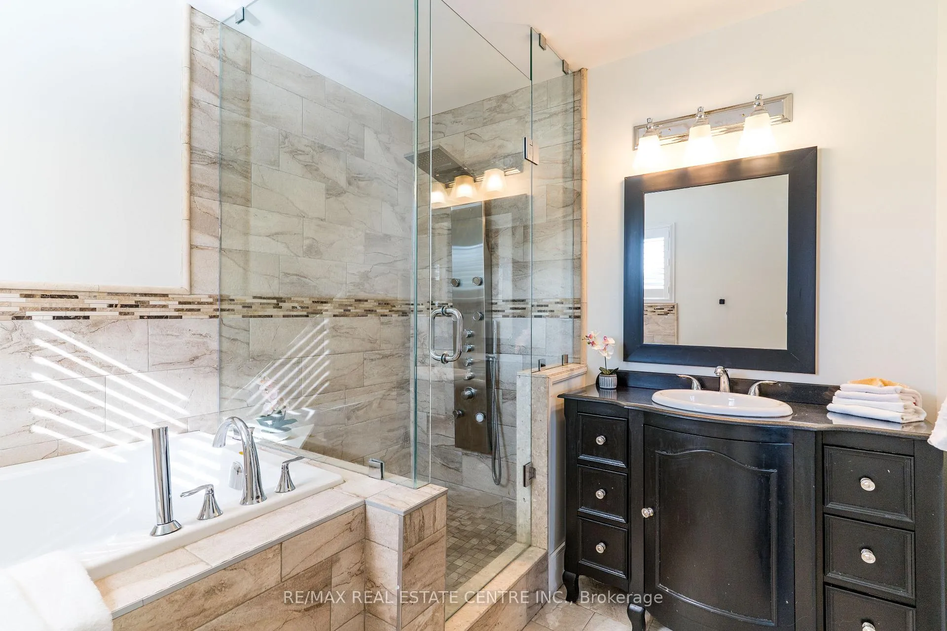 Photo 17 of 2 Orvieto Court, Hamilton, Winona — HOMEH