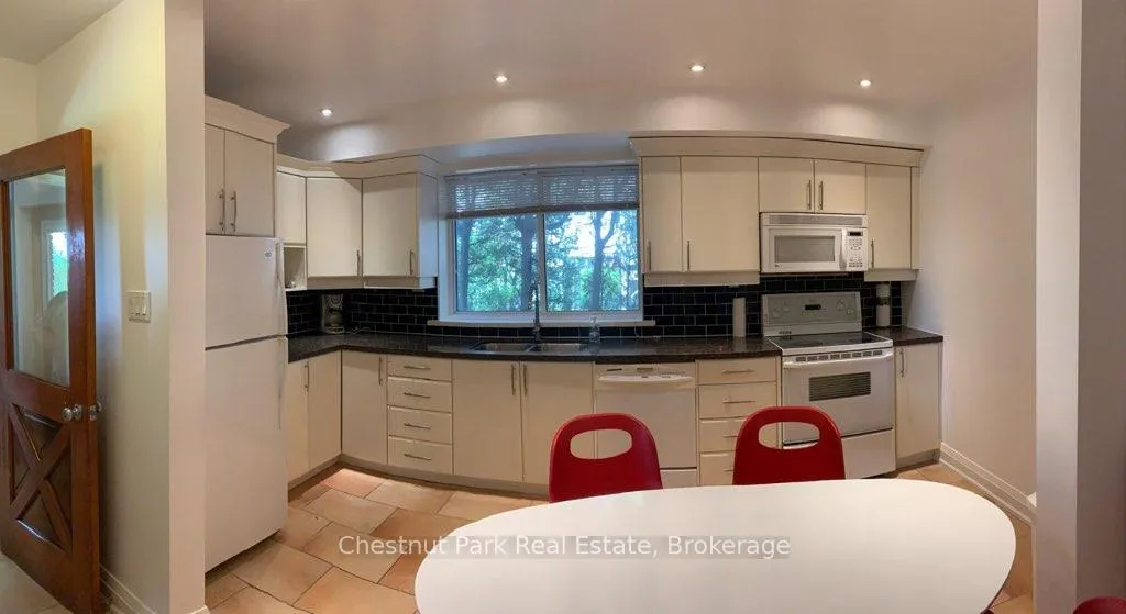 Photo 3 of Unit B, 34 Georgian Lane, Tay, Rural Tay — HOMEH