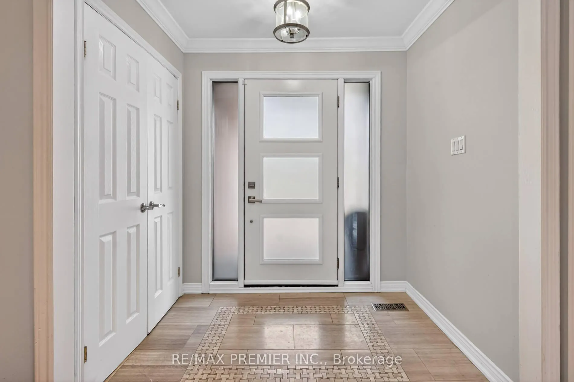 Photo 4 of 248 Forest Drive, Vaughan, West Woodbridge — HOMEH