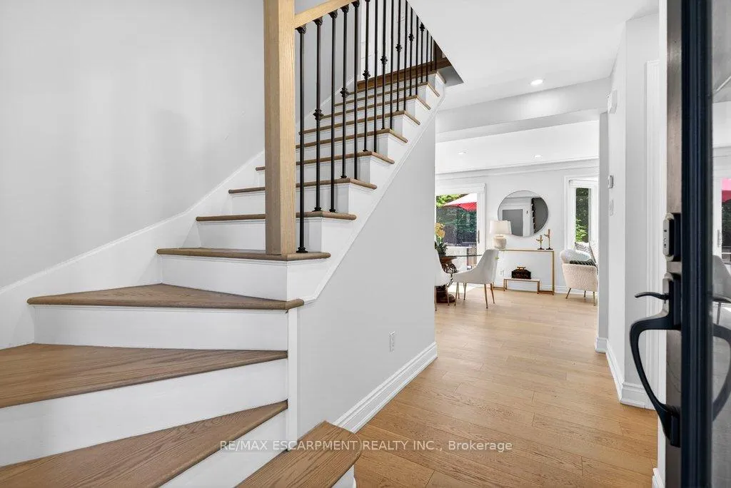 Photo 5 of 350 East Side Crescent, Burlington, Brant — HOMEH