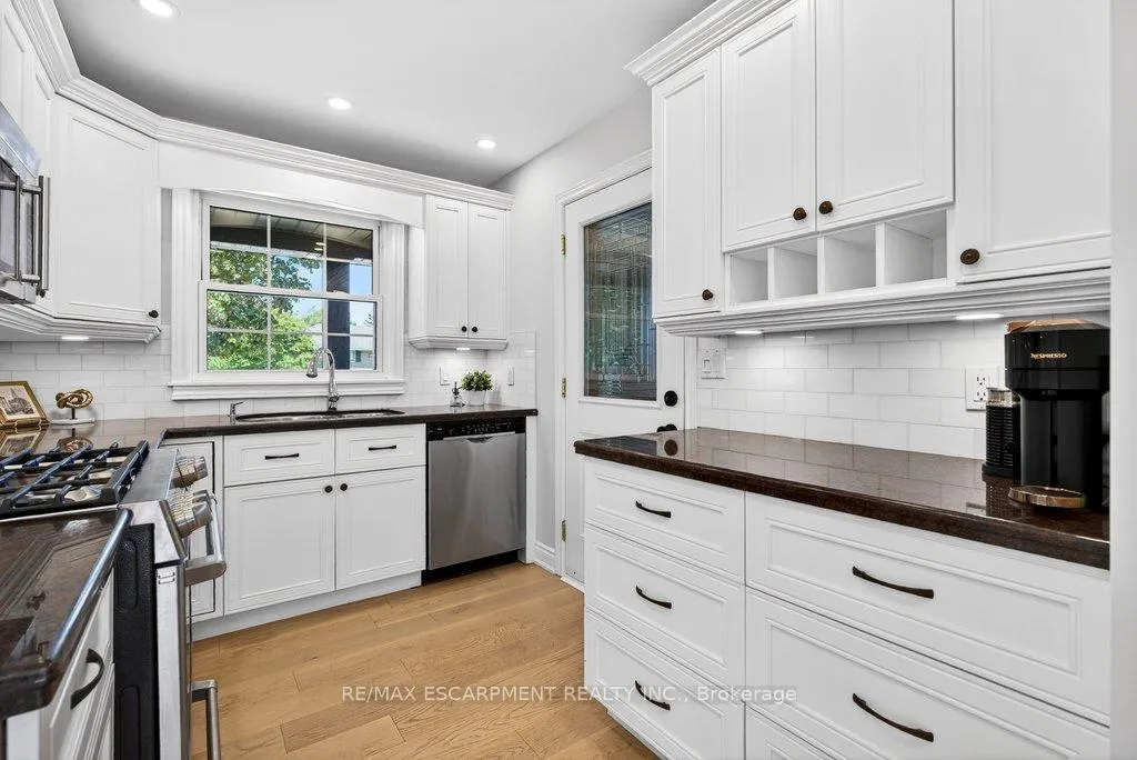 Photo 13 of 350 East Side Crescent, Burlington, Brant — HOMEH