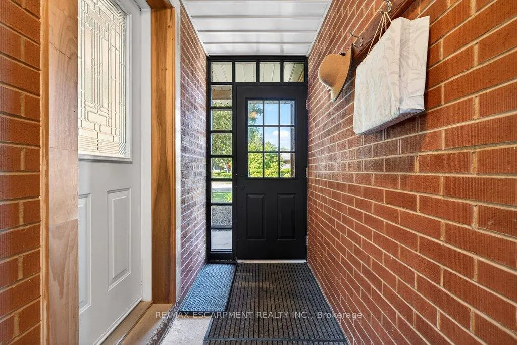 Photo 18 of 350 East Side Crescent, Burlington, Brant — HOMEH