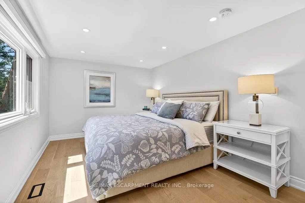 Photo 21 of 350 East Side Crescent, Burlington, Brant — HOMEH