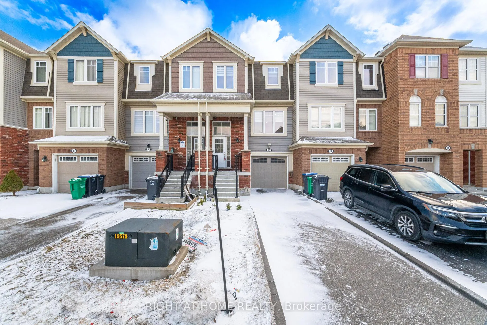 Photo 2 of 10 Vanhorne Close, Brampton, Northwest Brampton — HOMEH