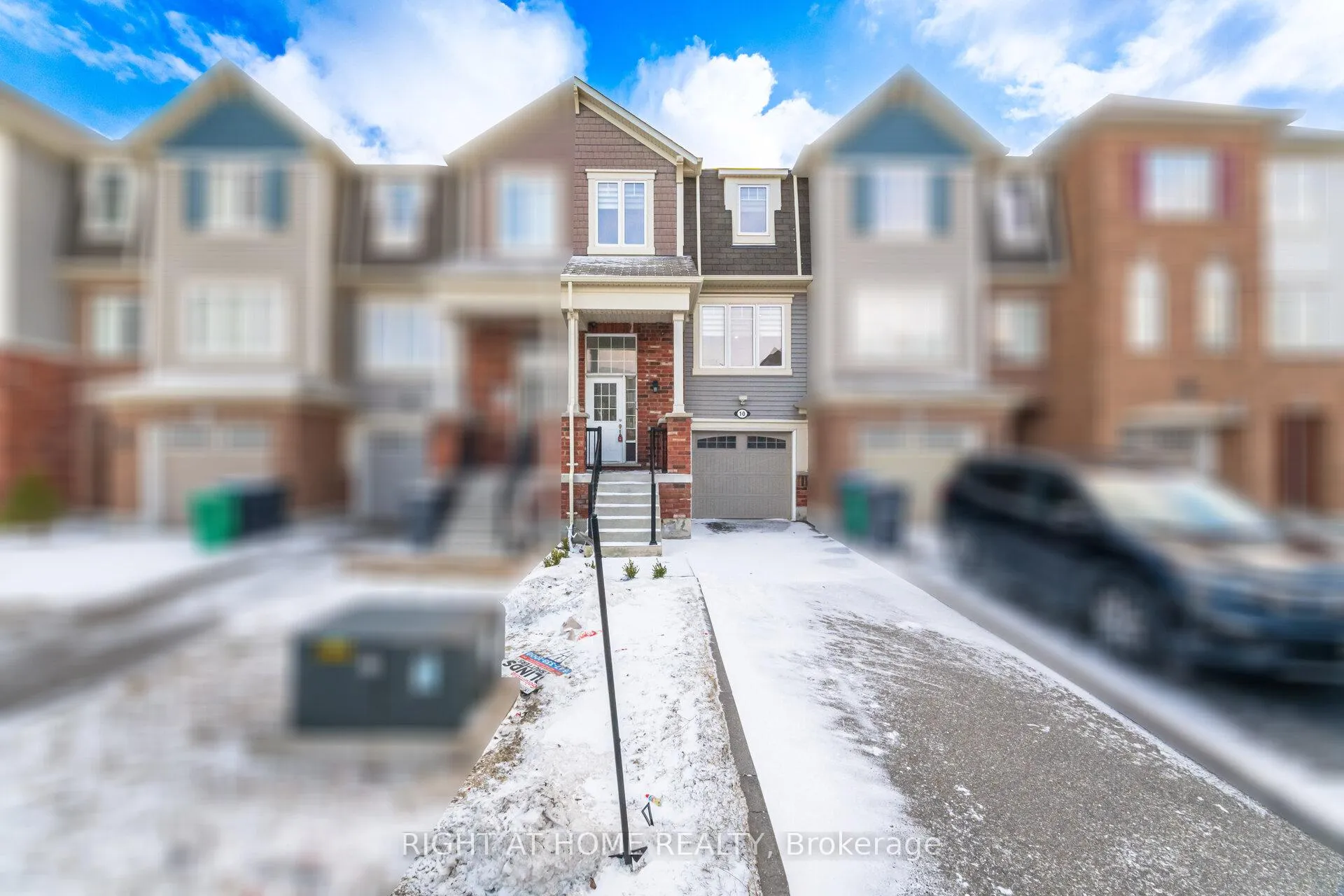 Photo 3 of 10 Vanhorne Close, Brampton, Northwest Brampton — HOMEH